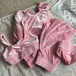 Laina Rauma Leisure Set in Cotton Candy Clouds.